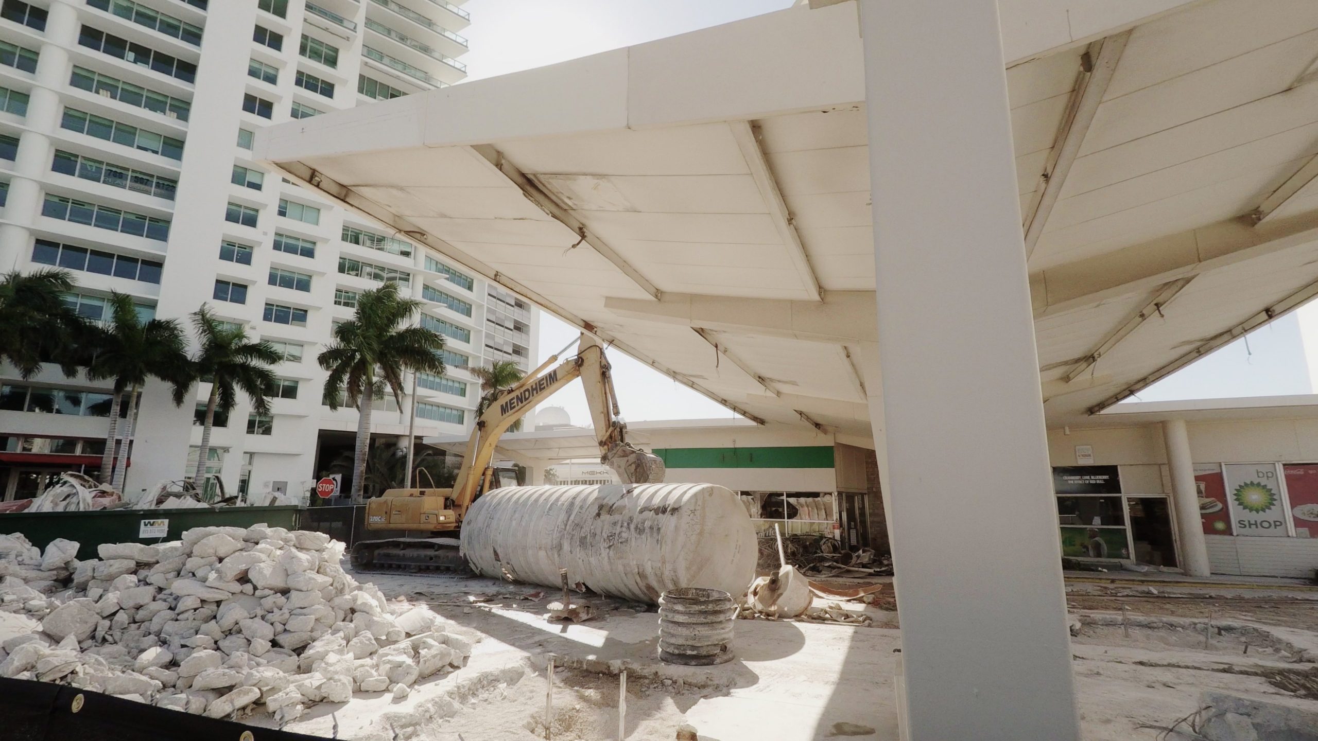 Demolition of the BP Gas Station in Downtown Miami – [VIDEO] Image