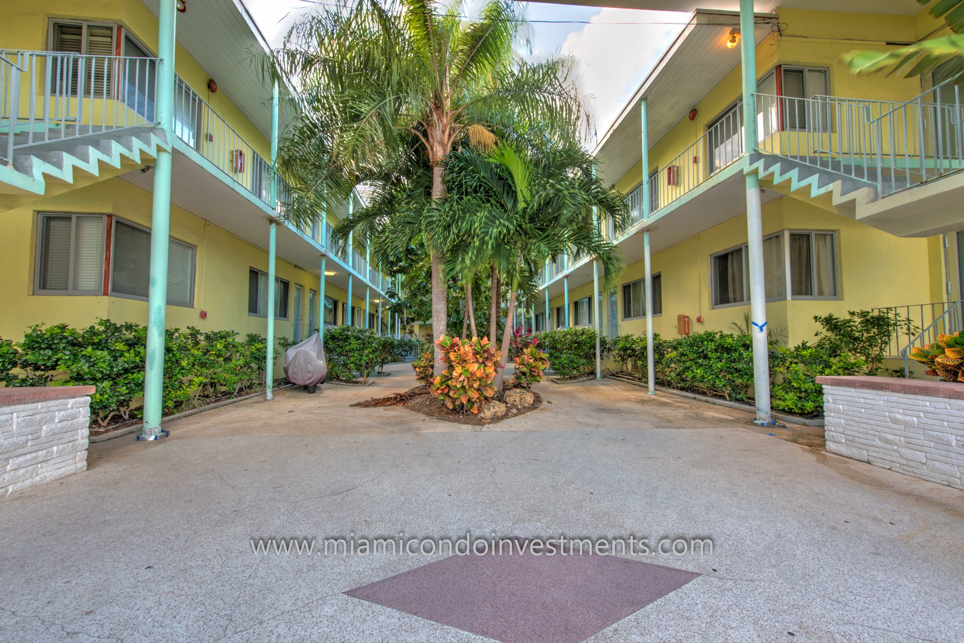 Investment Opportunity: South Beach 1 Bedroom, Walking Distance to Lincoln Road with Low Monthly Fees Image