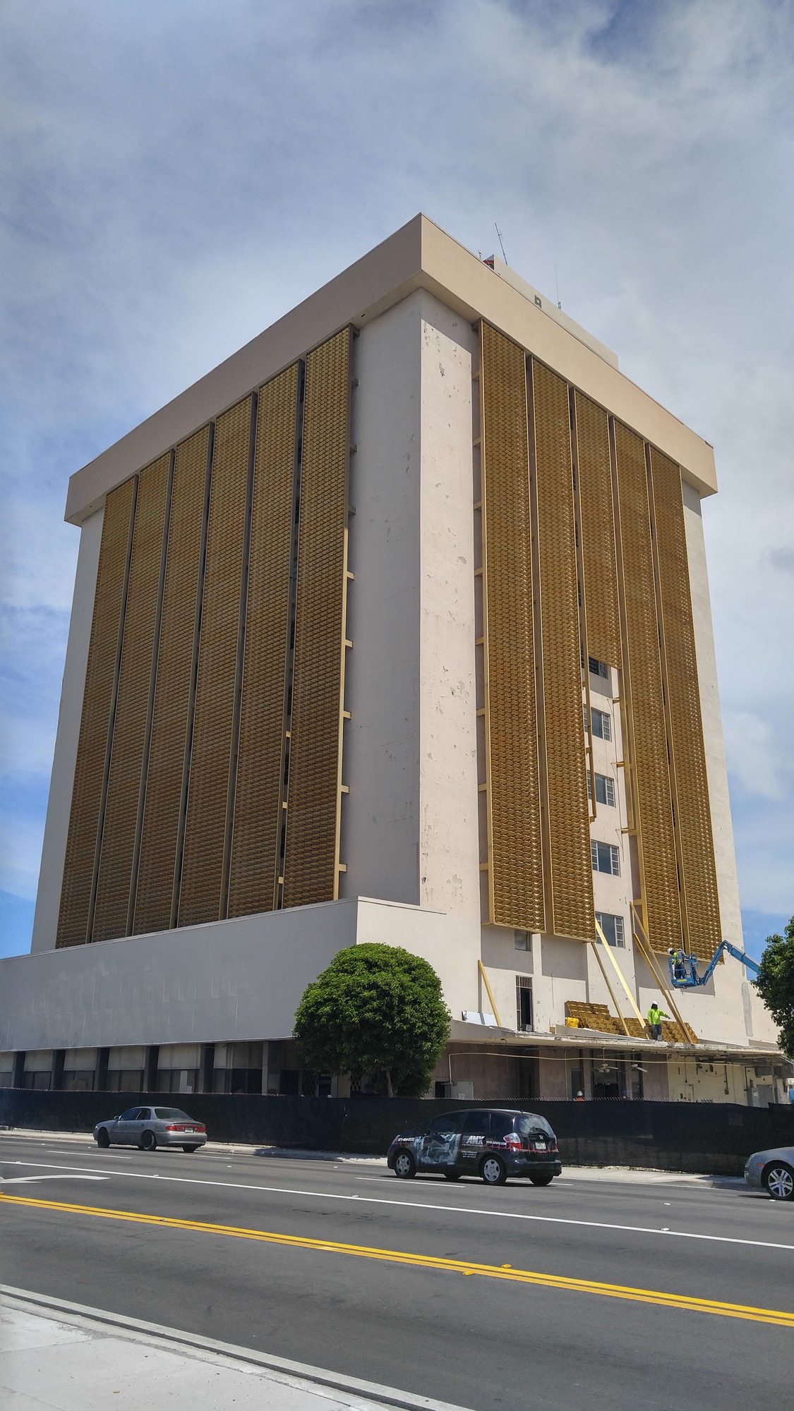 Can Somebody Save the Midcentury Gulf American Building’s Sexy Sun Shades? Image