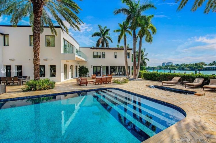 Jennifer Lopez and Ben Affleck Rent a Waterfront Mansion in Miami Beach Image