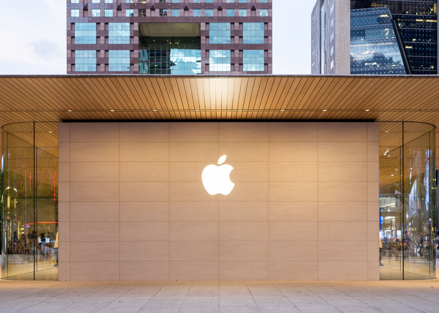 Apple Touches Down: A New Era Begins at Miami Worldcenter Image